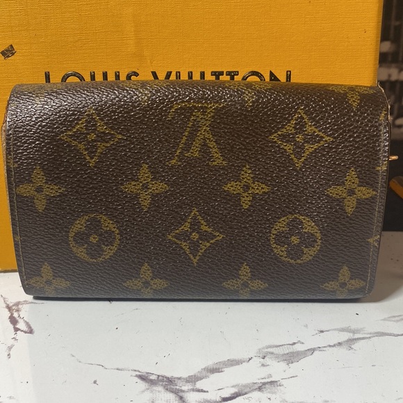 Authentic Louis Vuitton Monogram Bifold Zippy Wallet with chain - Picture 5 of 15